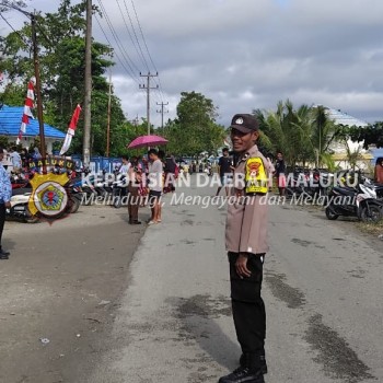 Bhabinkamtibmas Negeri Wakal lakukan pengamanan Upacara Pengibaran Bendera HUT RI ke-79 di SD Negeri 186 Malteng