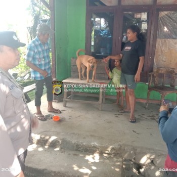 Bhabinkamtibmas Desa Negeri Lama Bersama Dinas Pertanian dan Karantina Laksanakan Vaksinasi Hewan dan Sambang