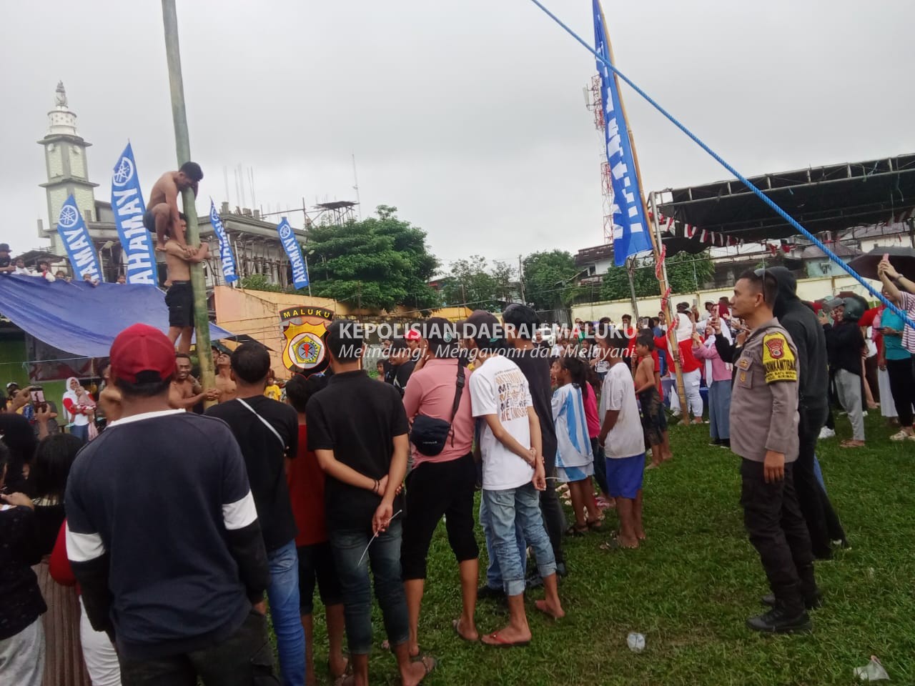 Bhabinkamtibmas Memonitoring Kemeriahan Lomba HUT RI ke-79 di Lapangan Hatukau, Negeri Batu Merah