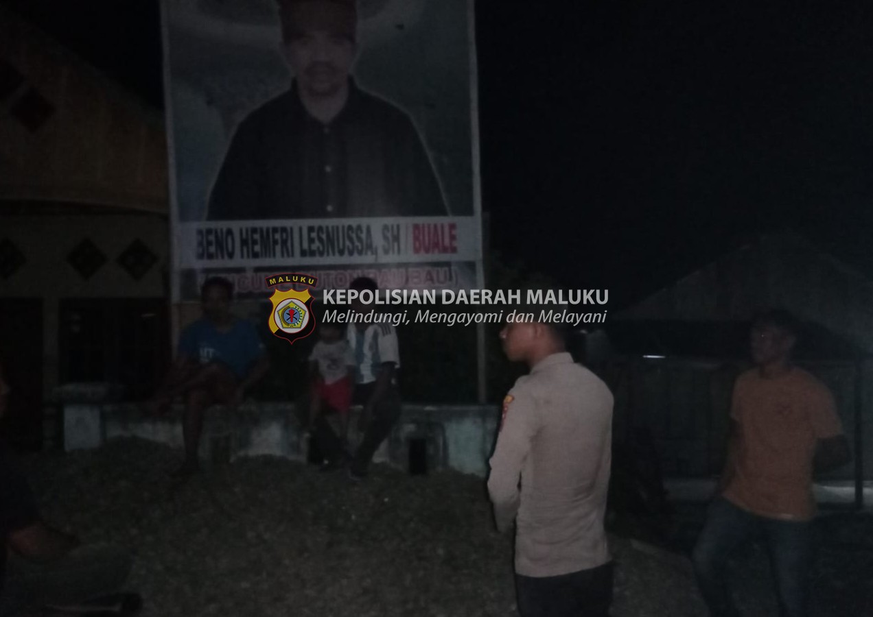 Beri Pesan Kamtibas Kepada Warga Polsek Waesama Laksanakan Patroli Malam