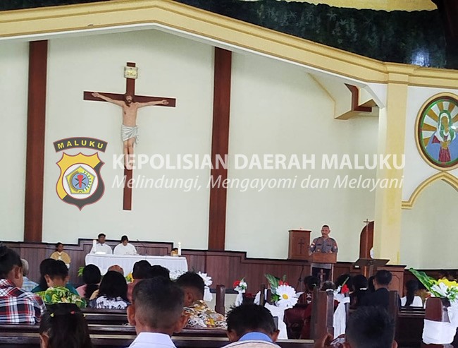 Hadiri Misa, Sat Binmas Polres Kepulauan Tanimbar gelar Minggu Kasih di Gereja