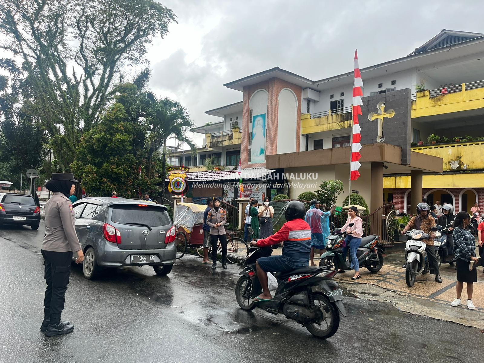 Srikandi Polwan Polda Maluku Lakukan Pengamanan di Sejumlah Mesjid dan Gereja di Kota Ambon