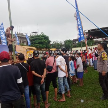 Bhabinkamtibmas Memonitoring Kemeriahan Lomba HUT RI ke-79 di Lapangan Hatukau, Negeri Batu Merah