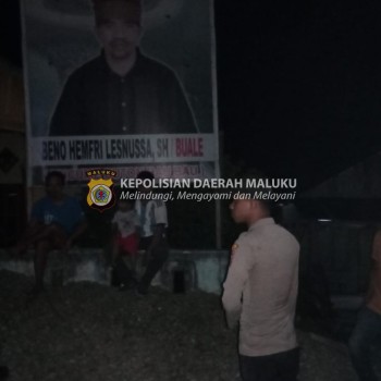 Beri Pesan Kamtibas Kepada Warga Polsek Waesama Laksanakan Patroli Malam