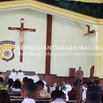 Hadiri Misa, Sat Binmas Polres Kepulauan Tanimbar gelar Minggu Kasih di Gereja