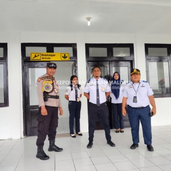 Personil KP3 Udara Melaksanakan Pengamanan Bandara Namrole