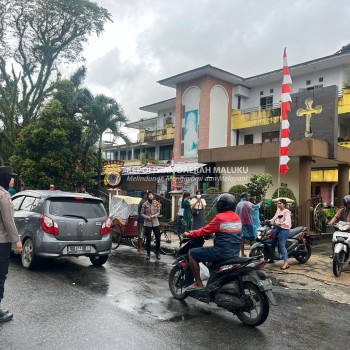 Srikandi Polwan Polda Maluku Lakukan Pengamanan di Sejumlah Mesjid dan Gereja di Kota Ambon