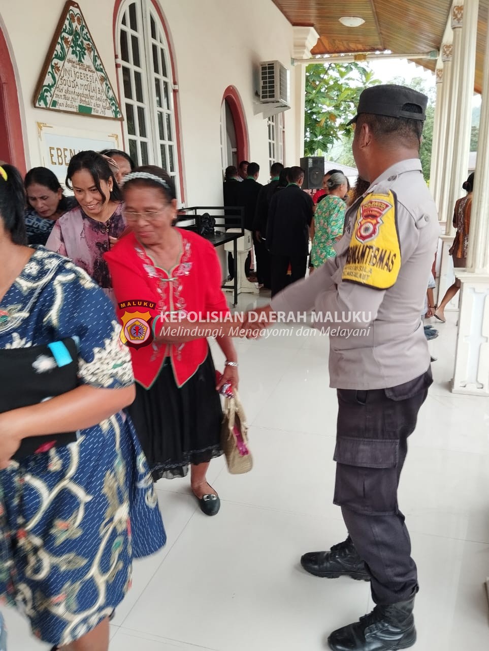 Bhabinkamtibmas Negeri Sila Lakukan Pengamanan dan Berikan Himbauan Kamtibmas dalam Ibadah Minggu di Gereja Eben-Haizer