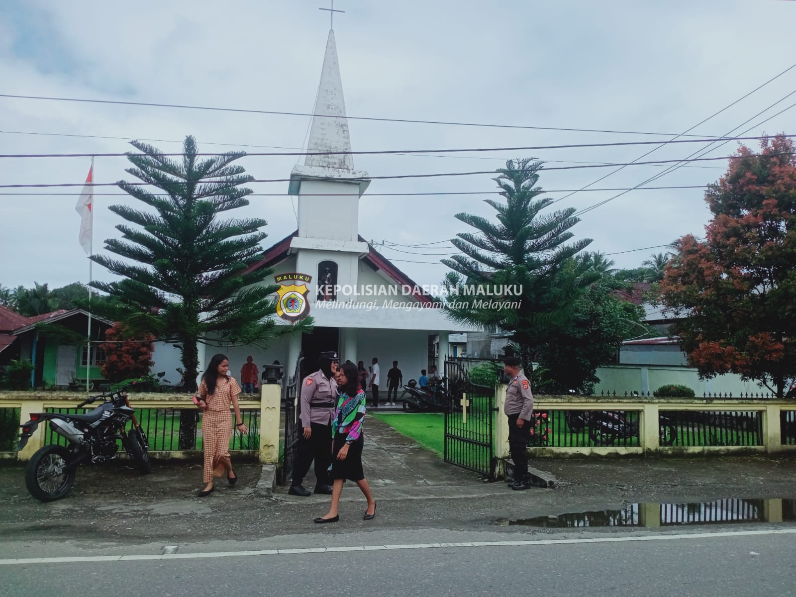 Patroli Dialogis Polsek Kairatu, Beri Pengamanan Ibadah Minggu