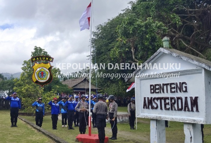 Siswa SPN Polda Maluku Kibarkan 79 Bendera Merah Putih di Benteng Amsterdam Ambon