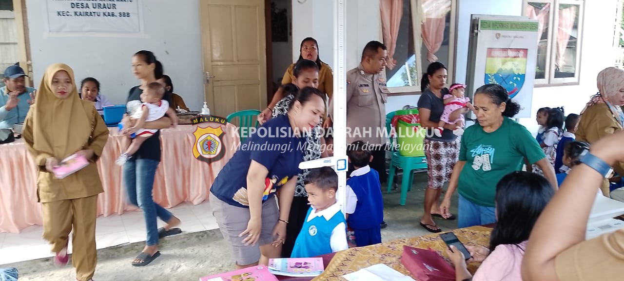 Hadir Di Posyandu, Bhabinkamtibmas Desa Uraur Bripka L. Wattimena Sempatkan Berikan Pesan Kamtibmas Ke Warga