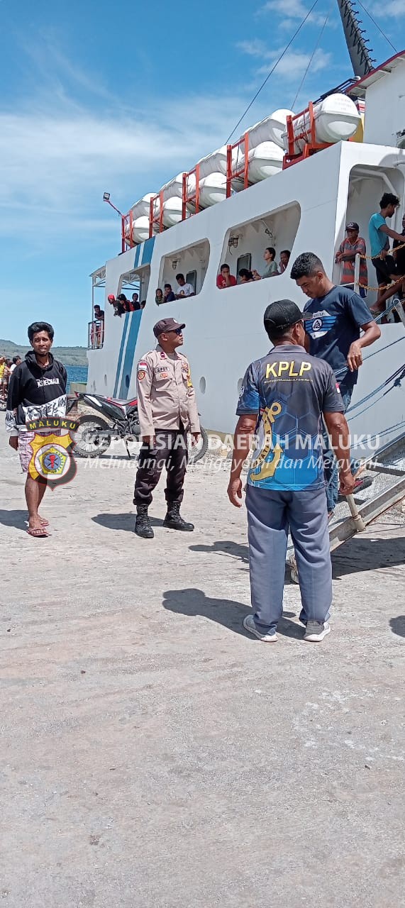 Polsek Tepa Intensifkan Pelayanan Arus Penumpang Saat Embarkasi Dan Debarkasi di Pelabuhan Laut