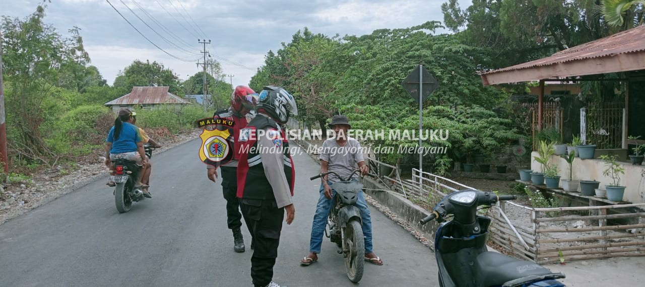 Personil Polsek Babar Timur Berikan Pemahaman Kepada Warga Tingkatkan Disiplin Berlalu Lintas