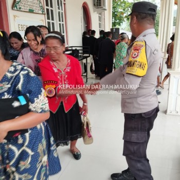 Bhabinkamtibmas Negeri Sila Lakukan Pengamanan dan Berikan Himbauan Kamtibmas dalam Ibadah Minggu di Gereja Eben-Haizer