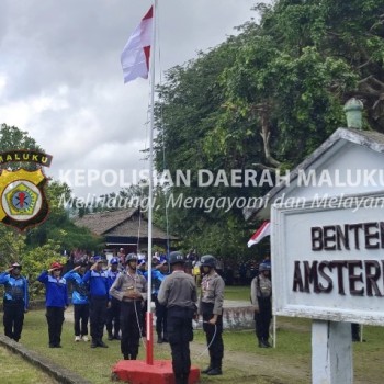 Siswa SPN Polda Maluku Kibarkan 79 Bendera Merah Putih di Benteng Amsterdam Ambon