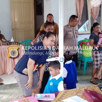 Hadir Di Posyandu, Bhabinkamtibmas Desa Uraur Bripka L. Wattimena Sempatkan Berikan Pesan Kamtibmas Ke Warga