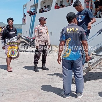 Polsek Tepa Intensifkan Pelayanan Arus Penumpang Saat Embarkasi Dan Debarkasi di Pelabuhan Laut