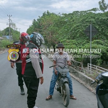 Personil Polsek Babar Timur Berikan Pemahaman Kepada Warga Tingkatkan Disiplin Berlalu Lintas