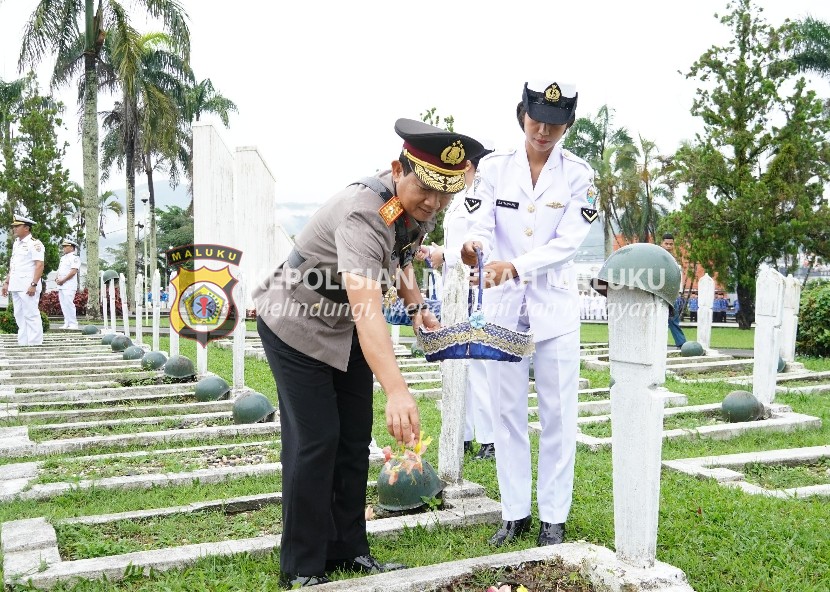 Hadiri Upacara Ziarah di TMP Kapahaha Ambon, Wakapolda: Selamat HUT ke-79 TNI AL