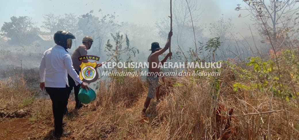 Respon cepat Polsek Selaru padamkan kebakaran hutan dan lahan