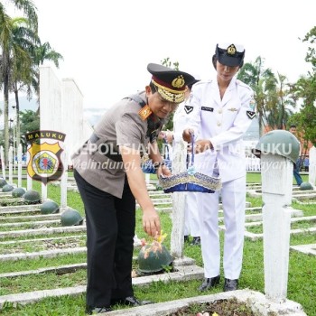 Hadiri Upacara Ziarah di TMP Kapahaha Ambon, Wakapolda: Selamat HUT ke-79 TNI AL