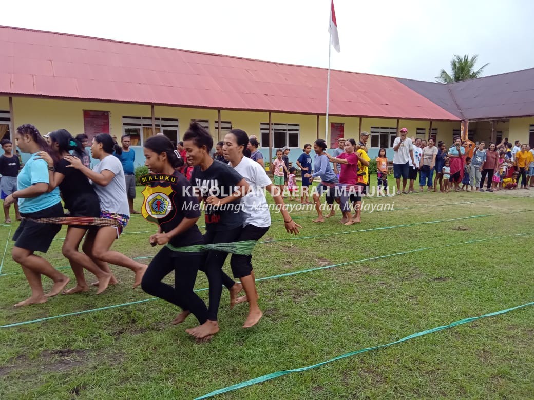 Bhabinkamtibmas negeri kariu lakukan pengamanan dan turut ikut dalam perlombaan memperingati HUT Gereja Protestan Maluku yang ke-89