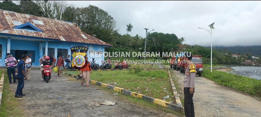 Pengamanan Cipta Kondisi di Dermaga Feri Wainana Negeri Kailolo oleh Bhabinkamtibmas