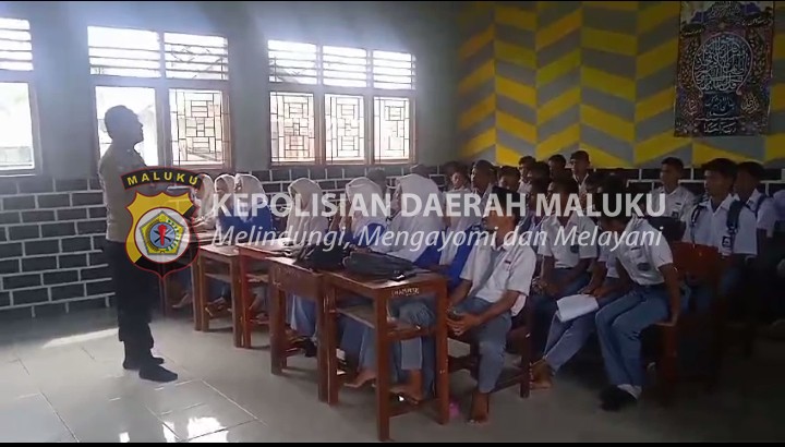 Cegah Kenakalan Remaja, Kanit Binmas Polsek Kairatu Adakan Police Goes To School