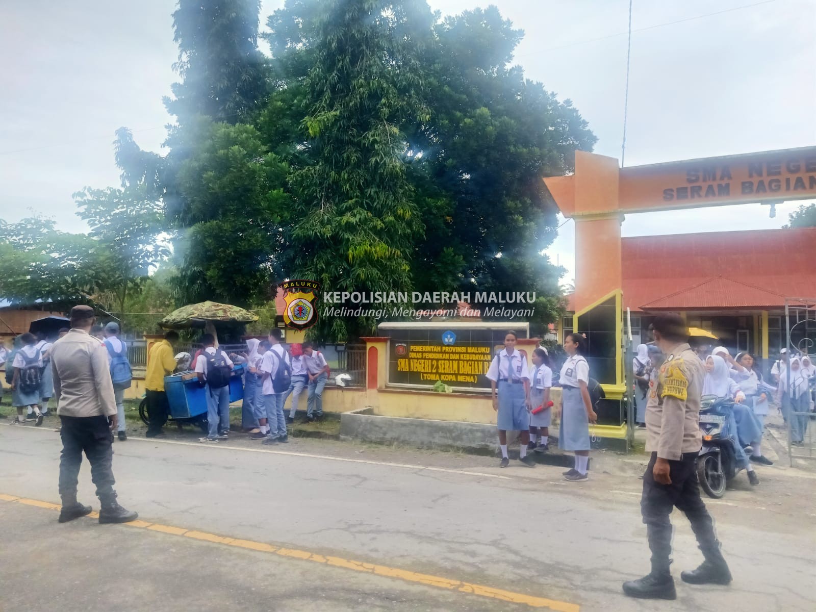 Patroli dan Pengamanan Sekolah, Polsek Waisarissa Bantu Penyeberangan di SMA N 2 SBB