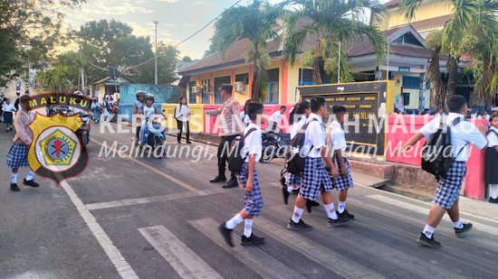 Urai kepadatan lalu lintas di pagi hari, Personel Polsek Tansel lakukan pengaturan lalu lintas