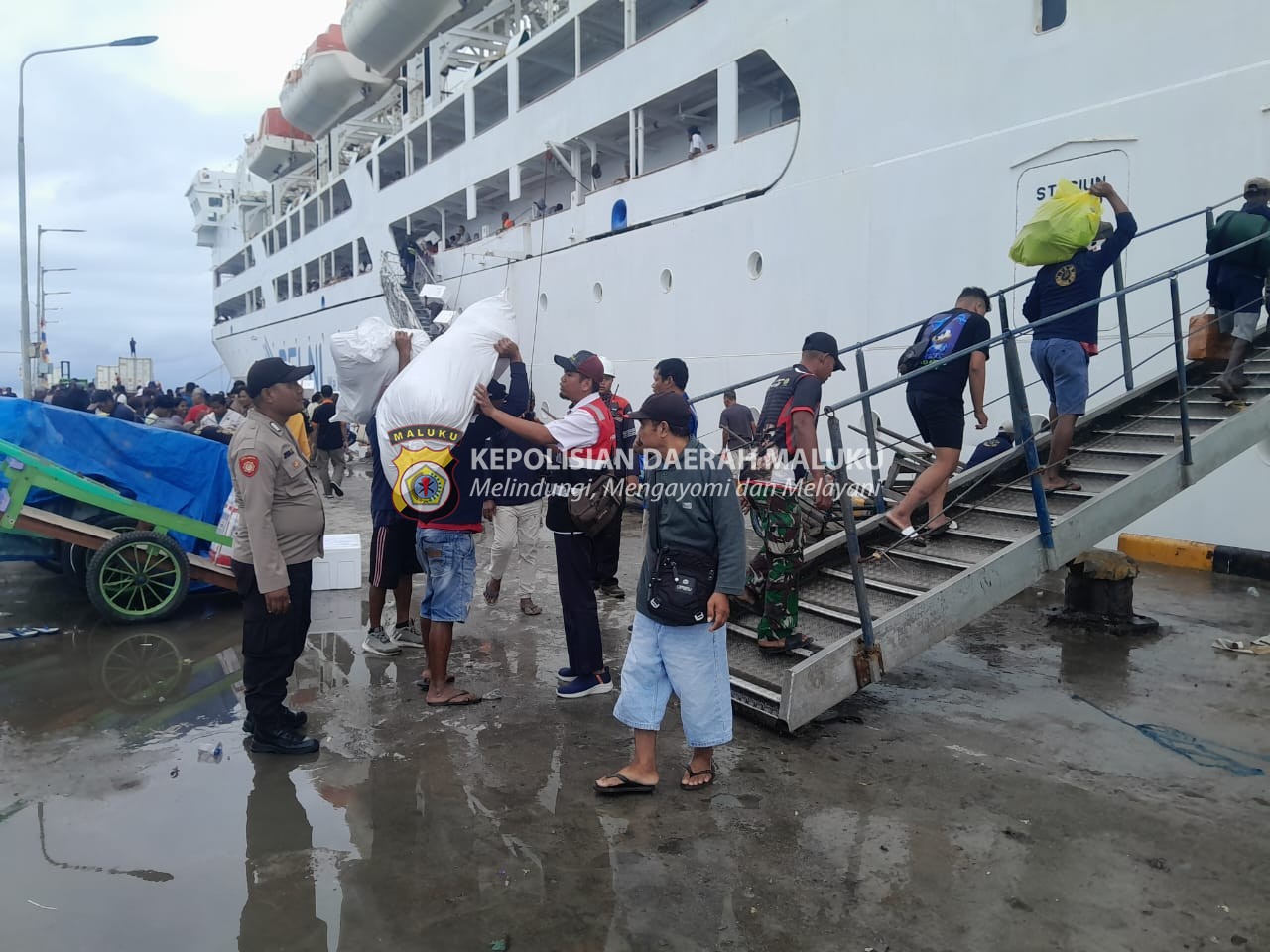 Jaga Kamtibmas Aman Anggota Polsubsektor Kawasan Pelabuhan Laksnakan Pengamanan Kedatangan Kapal KM NGGAPULU.