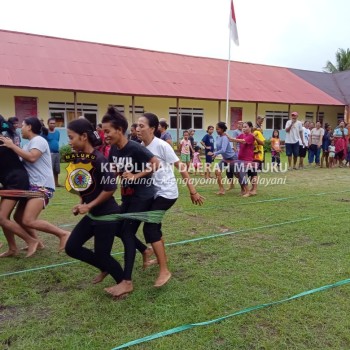 Bhabinkamtibmas negeri kariu lakukan pengamanan dan turut ikut dalam perlombaan memperingati HUT Gereja Protestan Maluku yang ke-89