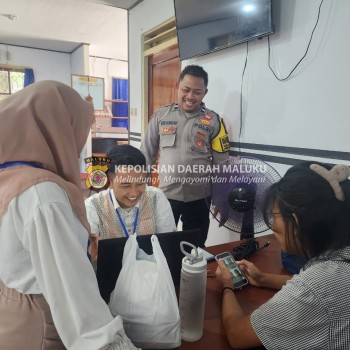 Bhabinkamtibmas Kelurahan Nusaniwe Laksanakan Deteksi Dini dan Jalin Kerjasama dengan Warga