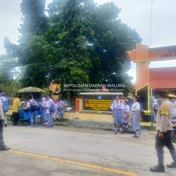 Patroli dan Pengamanan Sekolah, Polsek Waisarissa Bantu Penyeberangan di SMA N 2 SBB