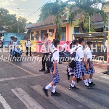 Urai kepadatan lalu lintas di pagi hari, Personel Polsek Tansel lakukan pengaturan lalu lintas