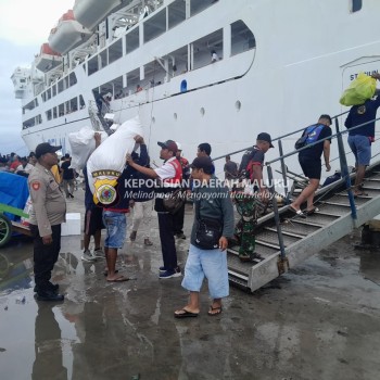 Jaga Kamtibmas Aman Anggota Polsubsektor Kawasan Pelabuhan Laksnakan Pengamanan Kedatangan Kapal KM NGGAPULU.