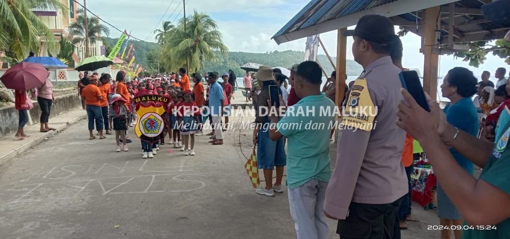 Bhabinkamtibmas lakukan Pengamanan Kegiatan Gerak Jalan Indah dan Baris Empang di Negeri Haruku