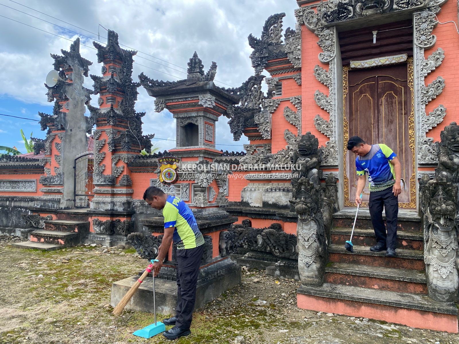 Bakti Religi Sat Lantas SBT Bersihkan Pura