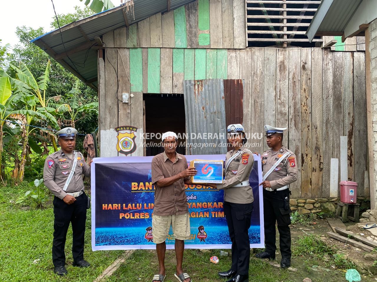 Semarak Hari Lalu Lintas Sat Lantas SBT Salurkan Bansos Ke Warga