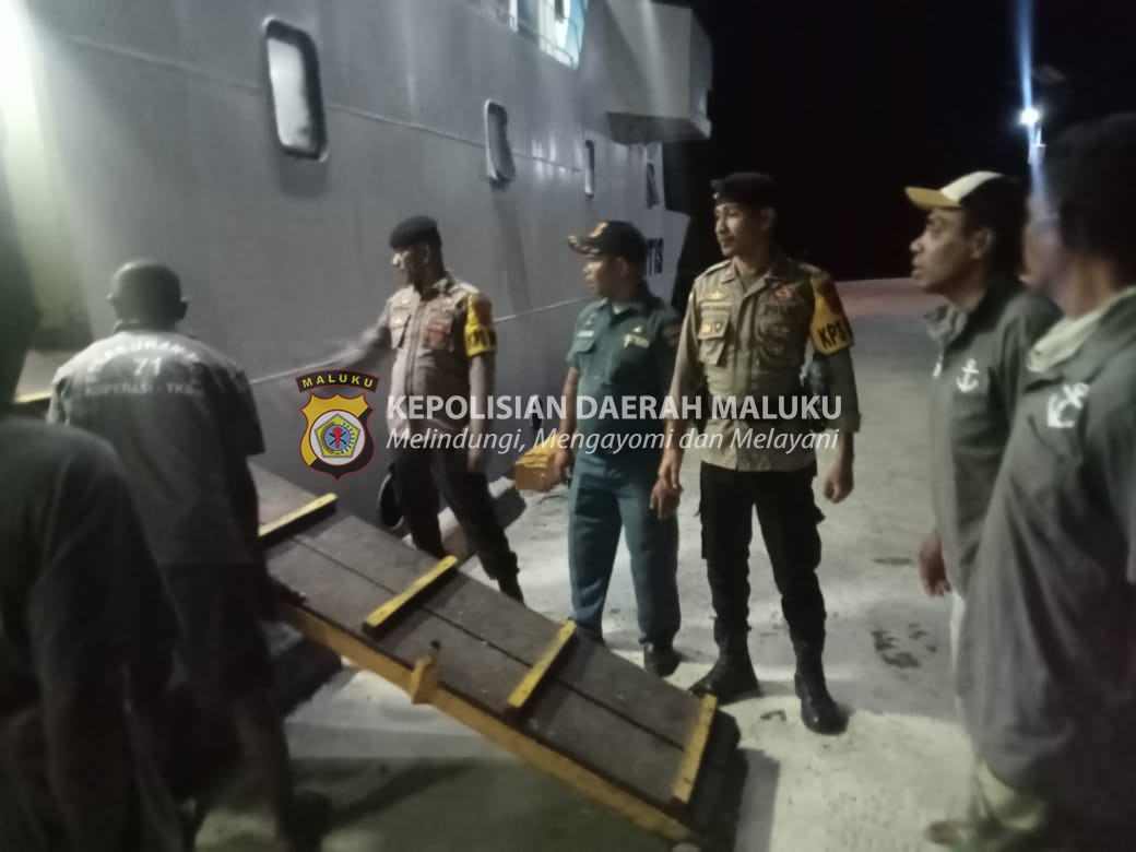 KPPP Polres MBD Gatur Aktifitas Penumpang Saat Embakasai dan Debarkasi di Dermaga Laut Kaiwatu