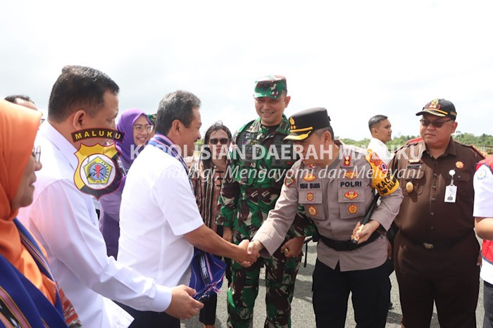 Bersama Forkopimda, Kapolres Kepulauan Tanimbar sambut kedatangan Menteri Kelautan dan Perikanan RI