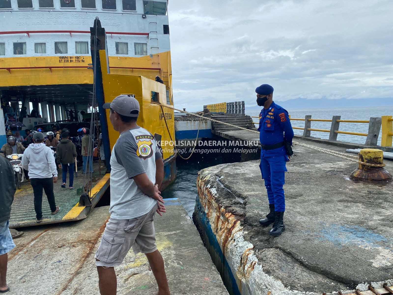 Petugas Satpolairud Polres SBB, Berikan Rasa Aman Bagi Aktifitas Penumpang di Pelabuhan Fery