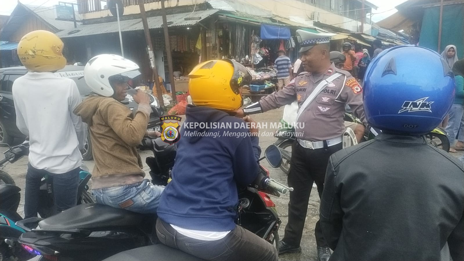 Sat Lantas Polres Kepulauan Aru Berikan Himbauan Lalu Lintas Kepada Para Tukang Ojek Di Pasar Jargaria Kota Dobo.