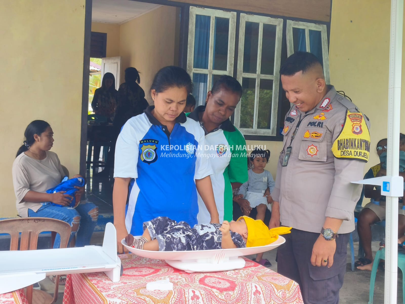 Bhabinkamtibmas Desa Durjela Bripka Melky Pattiasina Bersama Puskesmas Laksanakan Imunisasi Pada Anak Balita.