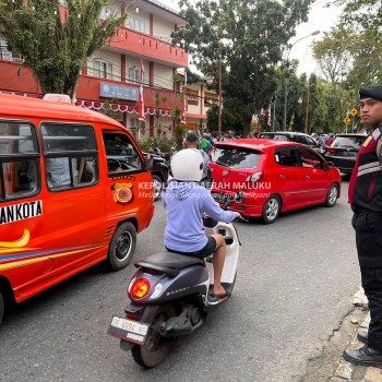 Sat Samapta Polresta Ambon Tingkatkan Pelayanan Melalui Pengaturan Lalu Lintas dan Himbauan Kamtibmas di Sekolah