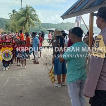 Bhabinkamtibmas lakukan Pengamanan Kegiatan Gerak Jalan Indah dan Baris Empang di Negeri Haruku