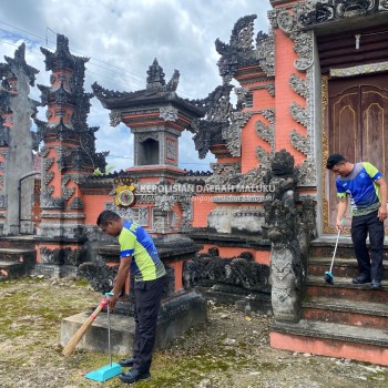 Bakti Religi Sat Lantas SBT Bersihkan Pura