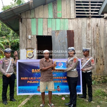 Semarak Hari Lalu Lintas Sat Lantas SBT Salurkan Bansos Ke Warga