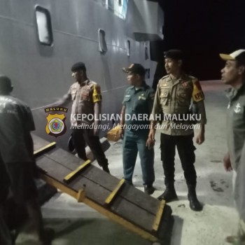 KPPP Polres MBD Gatur Aktifitas Penumpang Saat Embakasai dan Debarkasi di Dermaga Laut Kaiwatu