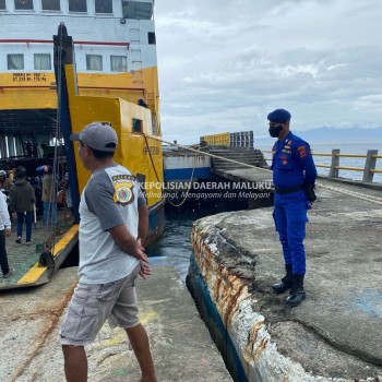 Petugas Satpolairud Polres SBB, Berikan Rasa Aman Bagi Aktifitas Penumpang di Pelabuhan Fery